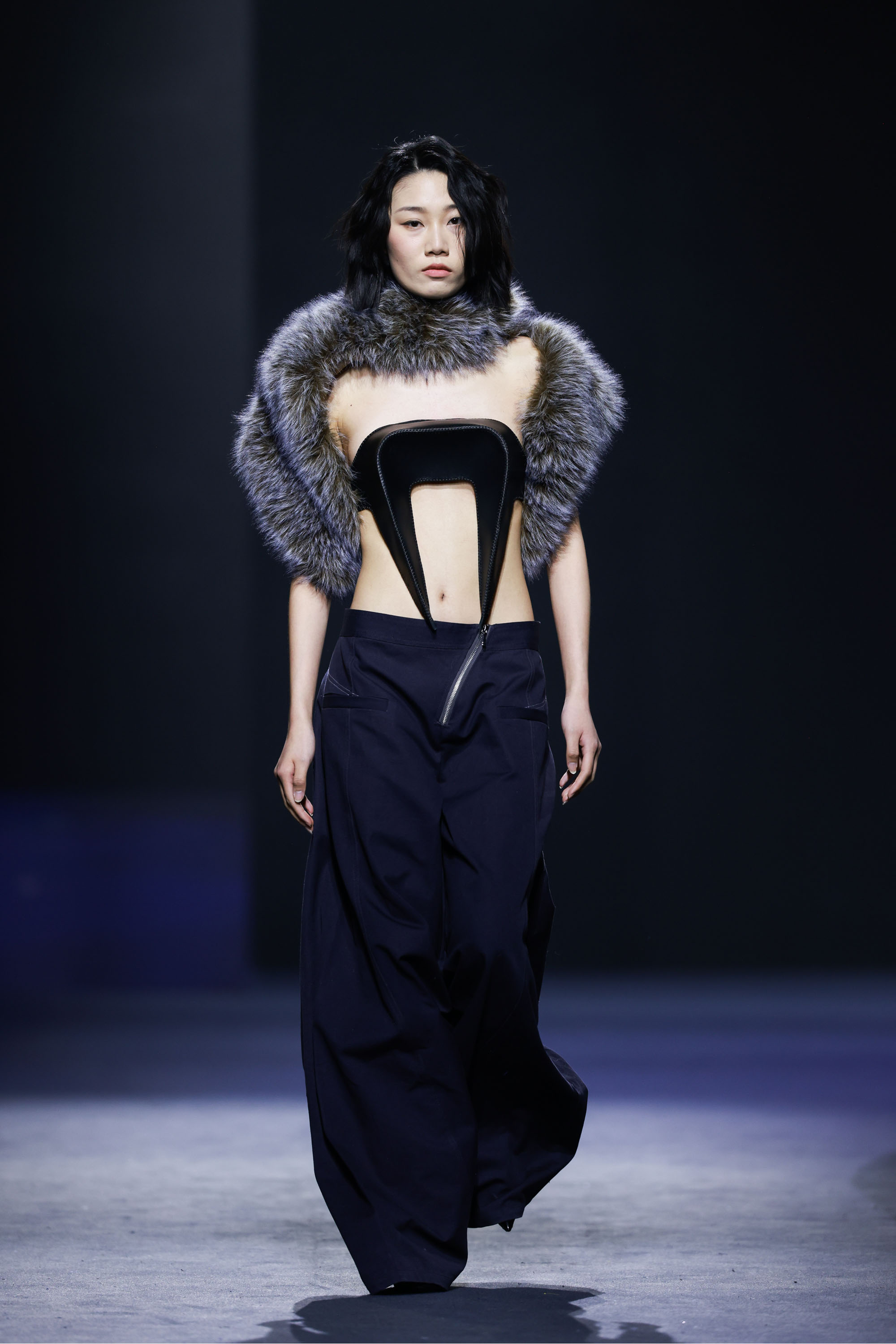 Mio Wang Jiayu’s womenswear collection, titled “Hysteric Echoes”, explored internal mental escapism and the sense that inner worlds can feel more real than outer ones. Blending fantasy with reality, the collection paired exaggerated silhouettes and sculptural forms with casual, everyday pieces.