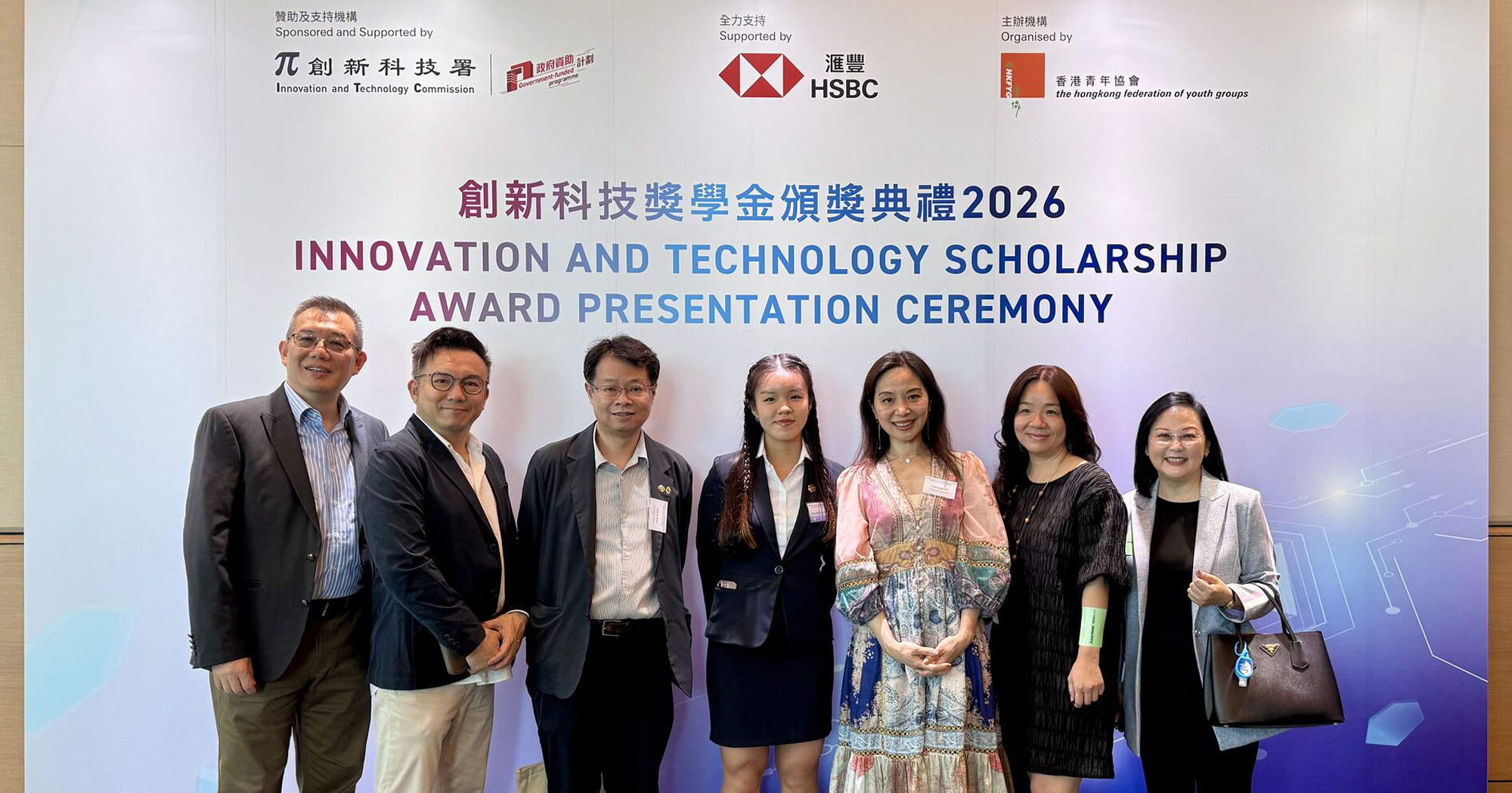 Associate Deans Prof. Kan Chi-wai (3rd from left) and Prof. Joanne Yip (3rd from right) showed their support for the awardees at the ceremony.