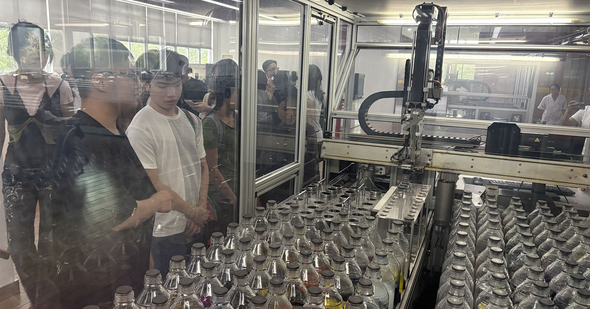 Students visiteding large-scale spinning workshop of pure cashmere and cashmere blends.