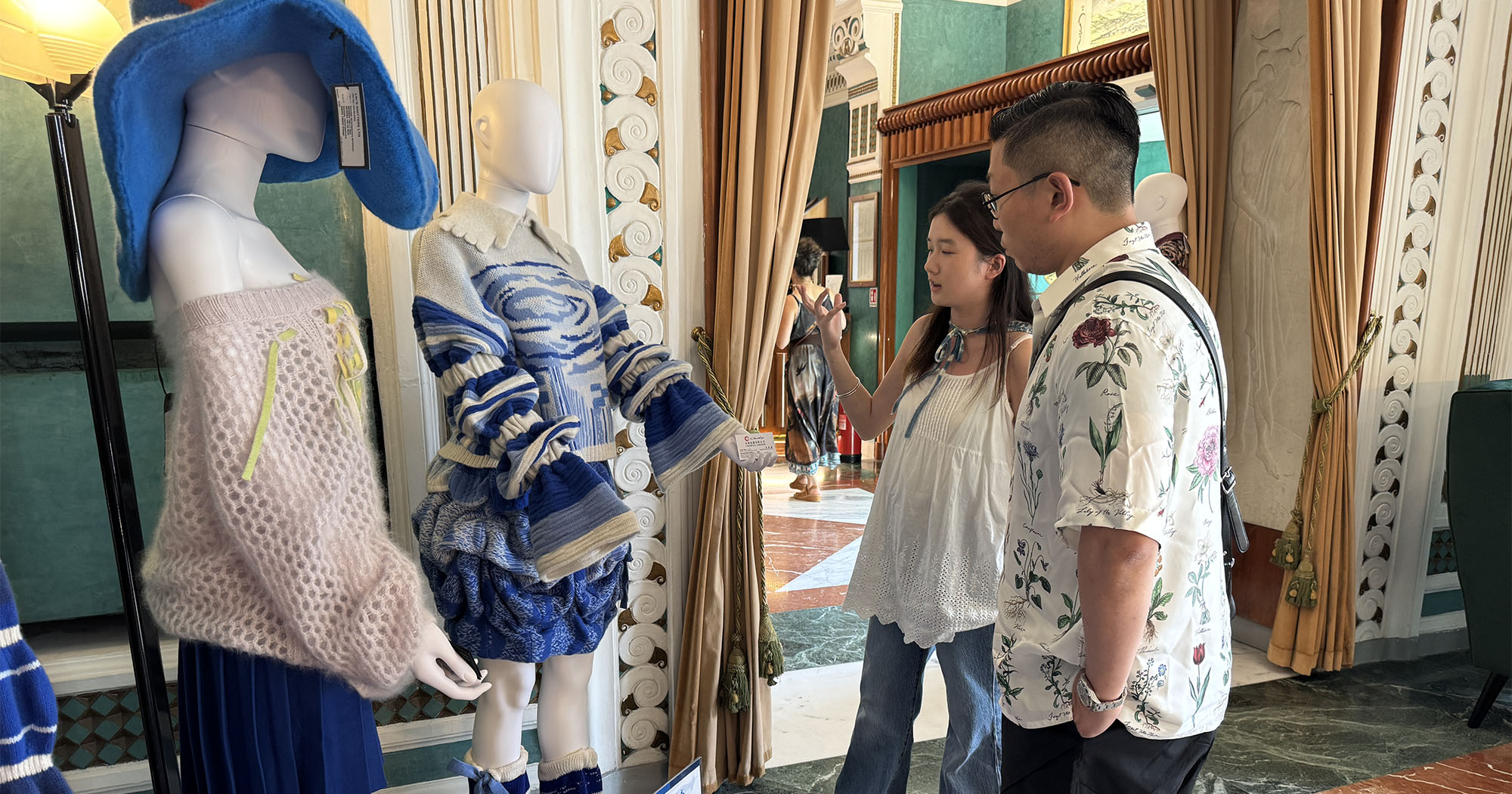 Shu-ching introduced her works to the visitor.