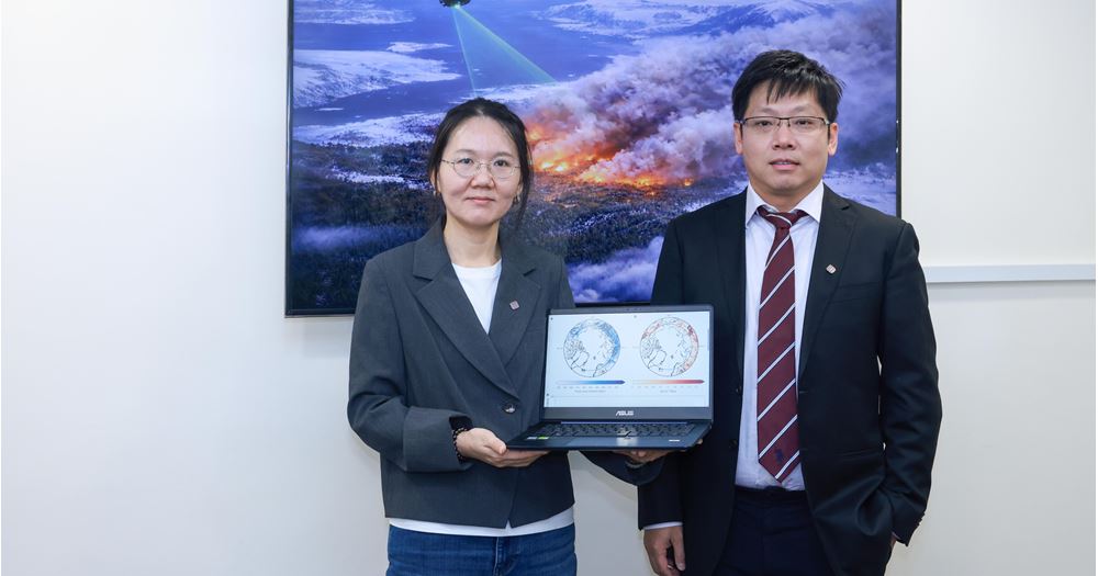 由理大土地測量及地理資訊學系副教授、土地及空間研究院核心成員及沿海城市氣候韌性全國重點實驗室成員王碩教授（右）帶領的研究團隊最近完成了針對北極地區的全面量化評估，發現頻繁發生季節性大規模野火會令積雪形成顯著延遲，積雪持續時間縮短，牽連全球生態環境。
