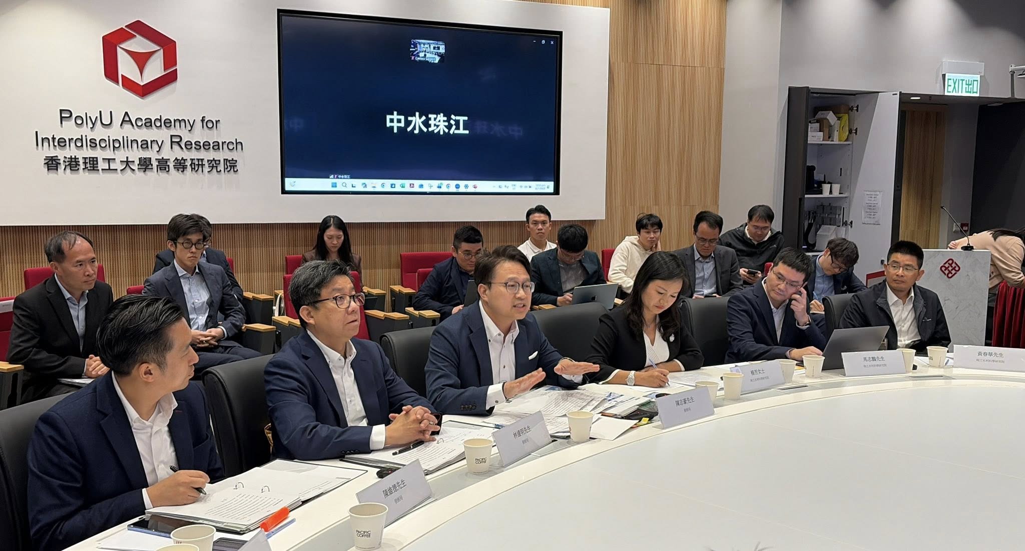 發展局聯同土木工程拓展署和渠務署在3月18日與「沿海城市氣候韌性全國重點實驗室」舉行防洪與海岸管理專題交流會，邀請珠江水利科學研究院、華南理工大學和中水珠江規劃勘察設計有限公司的專家學者參與。