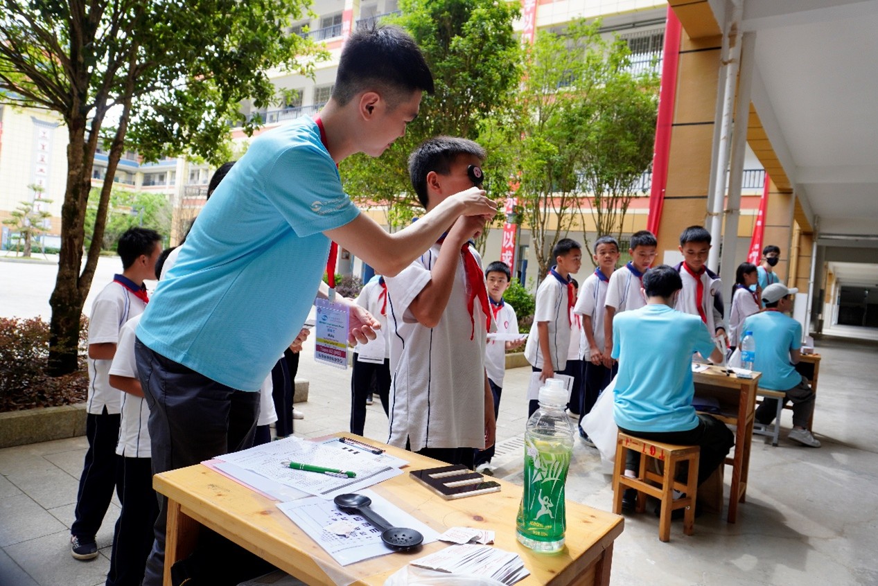 为当地小朋友检查视力 港理工大供图