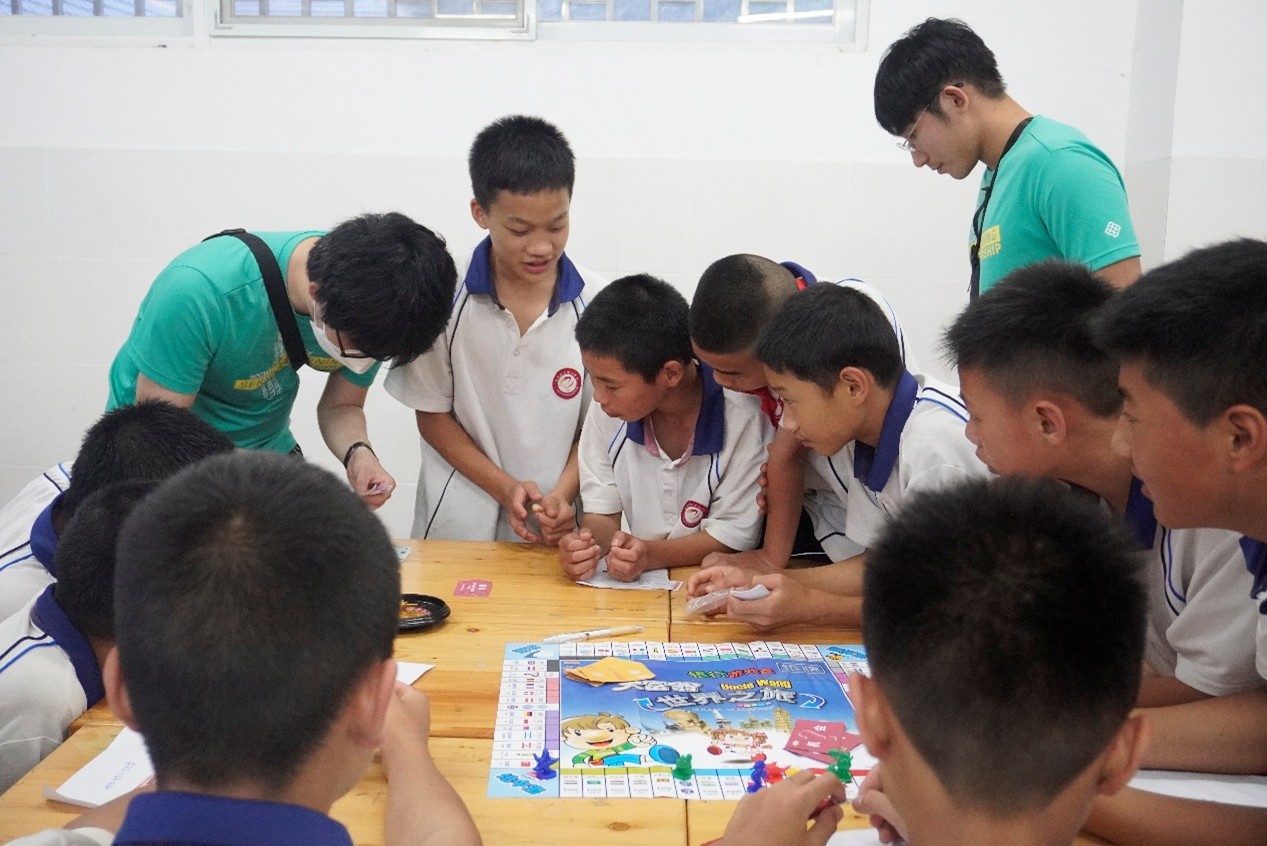 港理工大的同学们为当地孩子带来生动的课堂体验