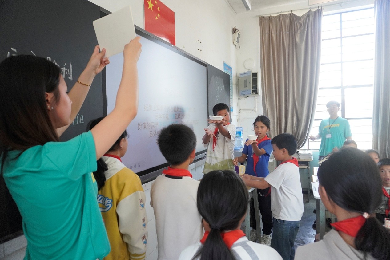 港理工大师生给当地学生带来生动的课程体验