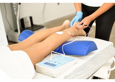 electroacupuncture-dry-with-needle-female-ankle
