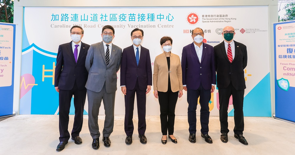 Mrs Carrie Lam Cheng Yuet-ngor, Chief Executive, and Mr Patrick Nip, Secretary for the Civil Service of the HKSAR Government, visited the Caroline Hill Road PCVC today. Present at the visit were PolyU Council Chairman Dr Lam Tai-fai (2nd right), PolyU President Prof. Jin-Guang Teng (1st left), Mr Ricky Lui, Executive Director and Chief Operating Officer of Hysan Development (2nd left) and Mr Donald Choi, Executive Director and CEO of Chinachem Group (1st right).