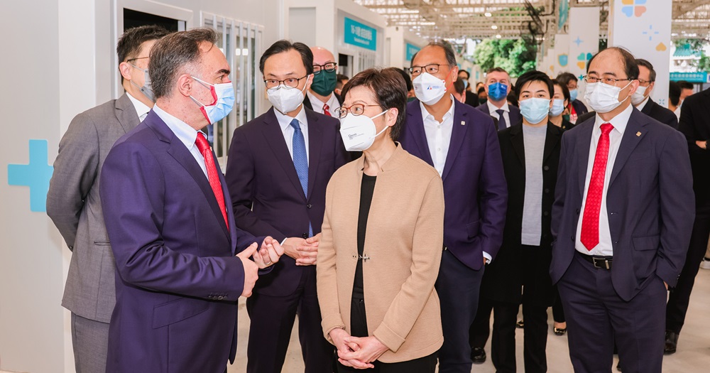 Head of PolyU’s School of Nursing Prof. Alex Molasiotis (front left) introduced the operation of the PCVC to Chief Executive Mrs Carrie Lam Cheng Yuet-ngor and Secretary for the Civil Service Mr Patrick Nip.