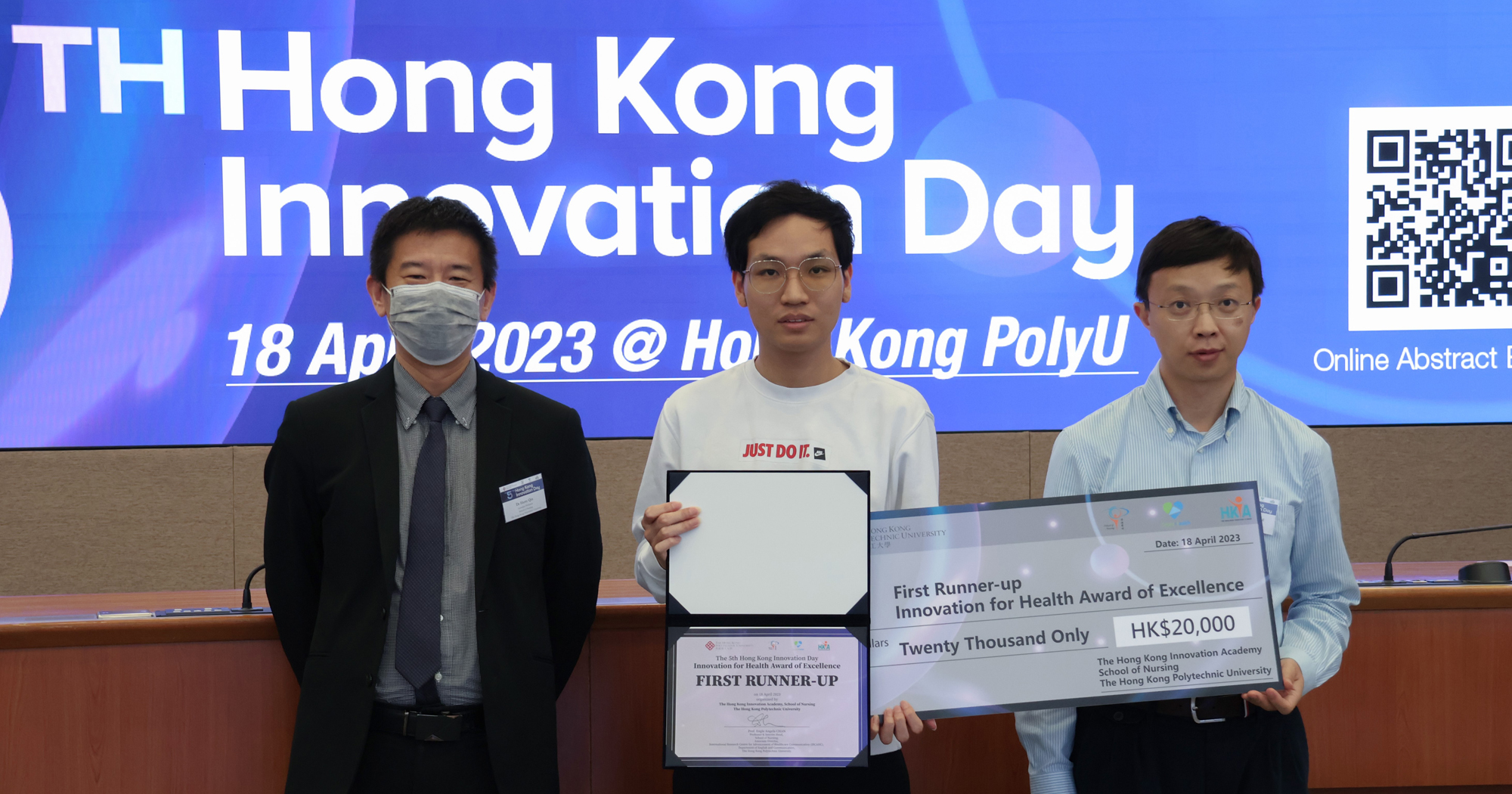 Judges Prof. DAI Hong-ning (right), Associate Professor, Department of Computer Science of the Hong Kong Baptist University, and Dr Harry QIN (left), Associate Professor, The School of Nursing of PolyU, presented the award to Mr. LONG Yong-hao (centre), PhD student, Department of Computer Science and Engineering of The Chinese University of Hong Kong, representative of the first runner-up project group.