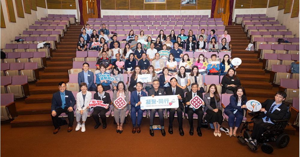 The officiating guests, PolyU representatives, government and non-governmental organisations, and the multidisciplinary volunteer team posed for a group photo.