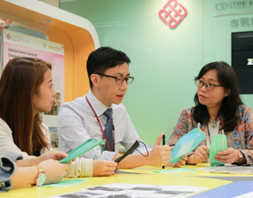 本院的護理和感染控制專家團隊成員討論如何提升新呼吸器的合用性。