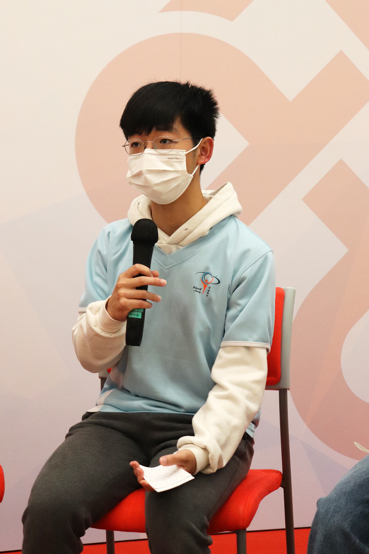 理大精神健康護理學 (榮譽) 理學士學士三年級生何浚弘分享協助青少年戒煙的經驗。