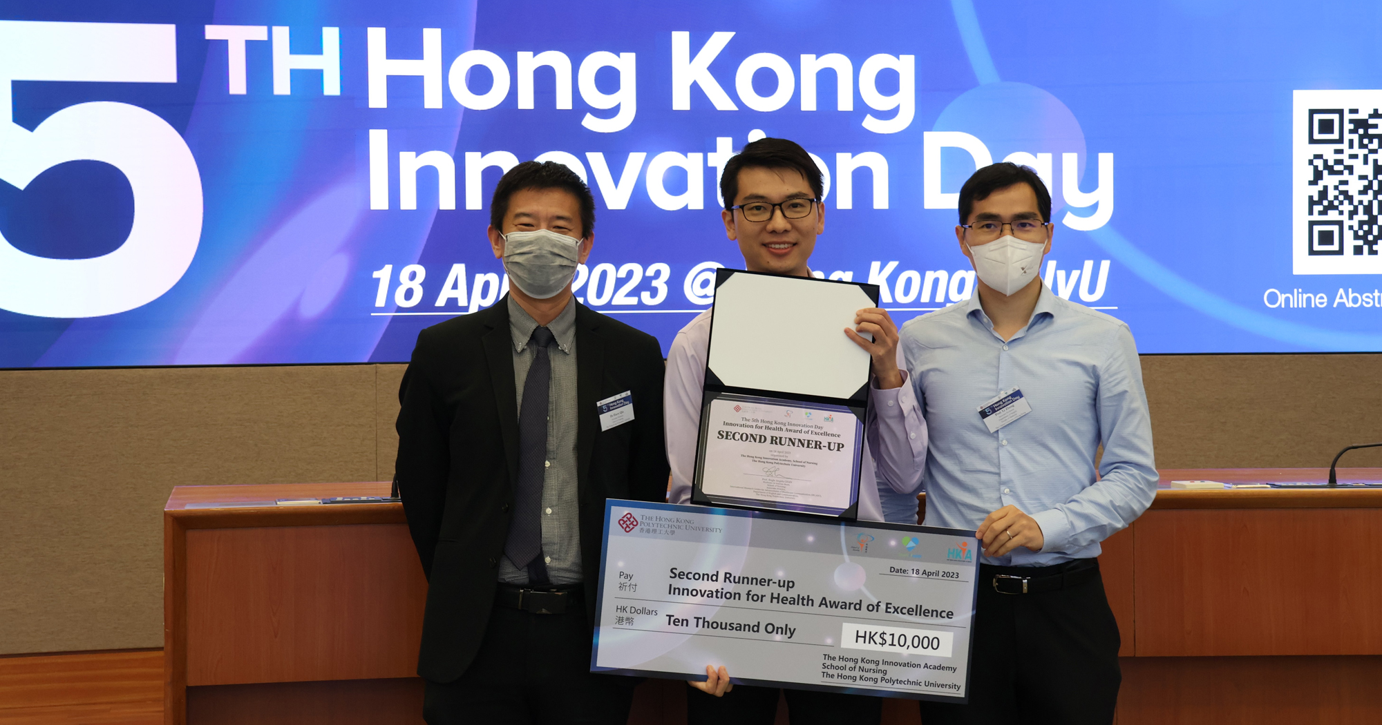 活動評判香港中文大學醫學院外科學系副教授李崢教授（右）理大護理學院副教授秦璟博士 （左）頒發獎項予季軍項目負責人益曜科技有限公司首席執行官張子恒博士（中）。