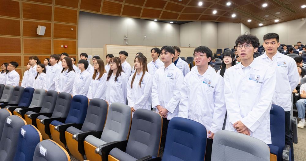 WhiteCoatCeremony8703_2000 x 1050